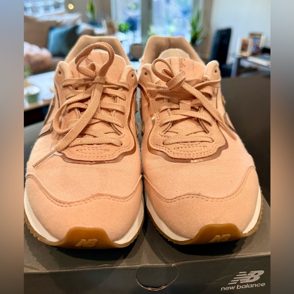 Women’s light pink New Balance Sneaks (8.5) - Picture 5 of 7